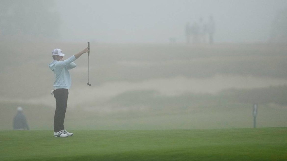 U.S. Open off to slow, foggy start at Shinnecock Hills